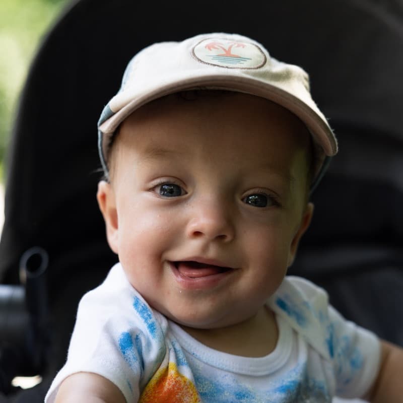 Ethan sorrindo