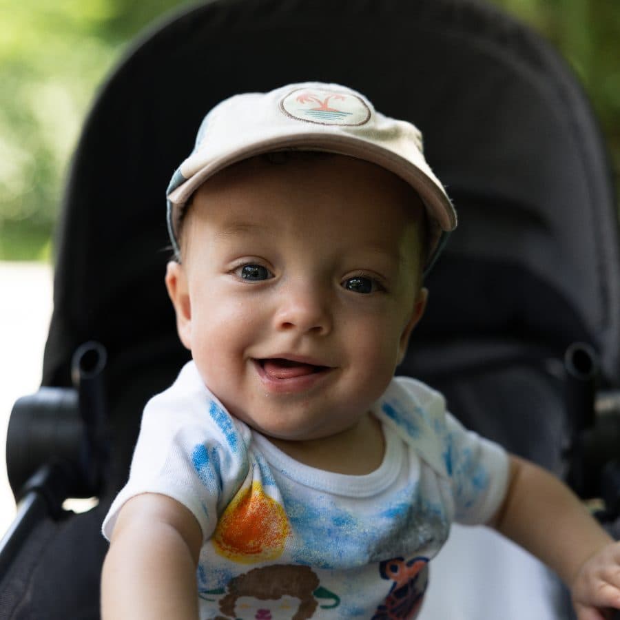 Ethan sorrindo